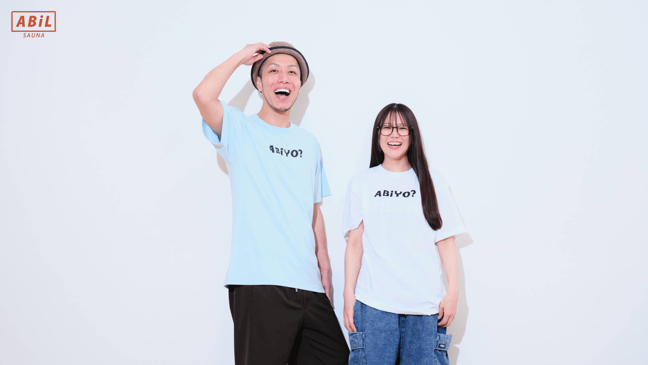 ABiYO?Tシャツを着て整いの余韻を楽しむ男女モデルの笑顔シーン