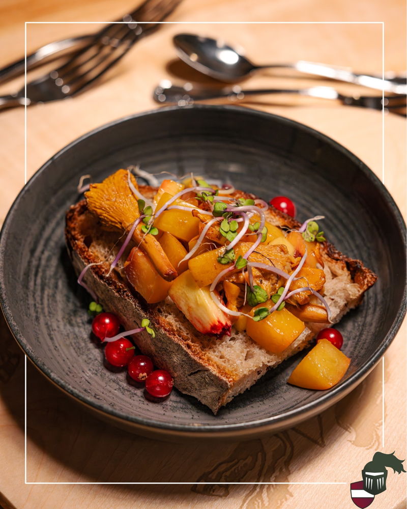 🍂🍄‍🟫 Eierschwammerl, geröstetes Bauernbrot & herbstliche Aromen. 🍄‍🟫🍂

Wenn der Herbst auf den Teller kommt, darf es ruhig ein bisschen rustikal sein.
Erdige Aromen aus dem Wald treffen auf die feine Süße sonnengereifter Weinbergpfirsiche – serviert 