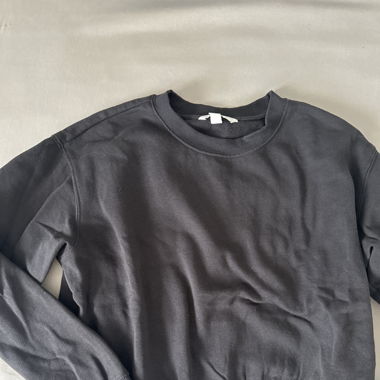 schwarzes Sweatshirt