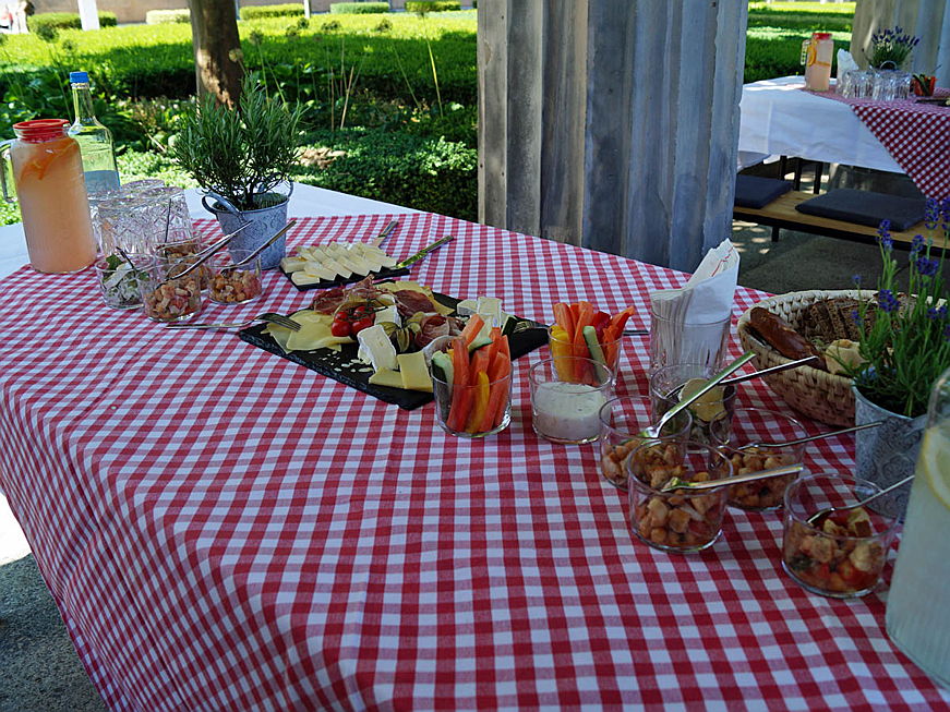  Berlin
- Nach einem eindrucksvollen Rundgang ließen die Gäste ihren Besuch bei einem entspannten Picknick-Lunch ...