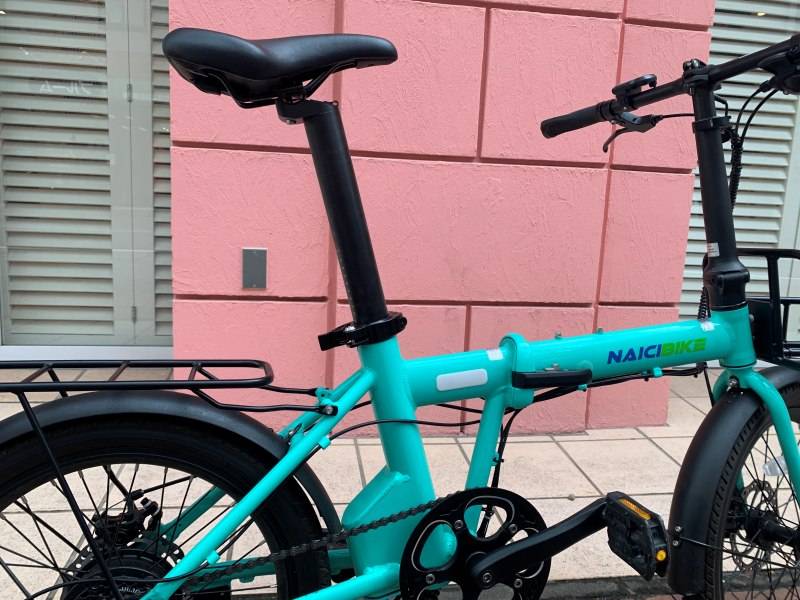 ピンクの外壁の前のNaiciBike