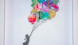 mädchen mit luftballon rechts neben text