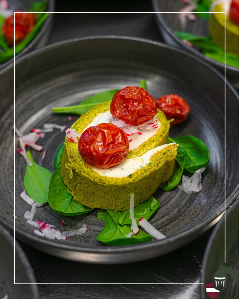 🌿✨ Brennnesselrolle, getrocknete Paradeiser & frisch geriebene Radieschen.

Feine Kräuteraromen treffen auf die würzige Süße getrockneter Paradeiser und die frische Schärfe von Radieschen. 🌿🍅

Ein kleiner Teller, der zeigt, wie wunderbar unkomplizier