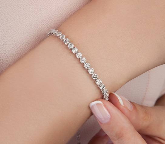 What is a diamond tennis bracelet?