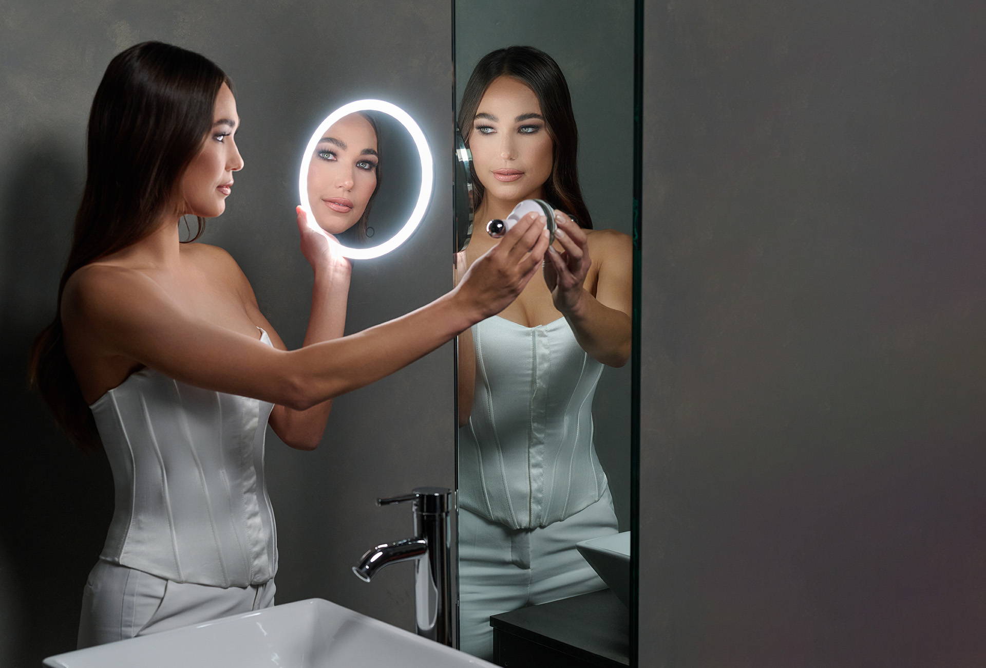 Ilios Lighting Suction Cup Makeup Mirror Battery and Cordless for Travel 