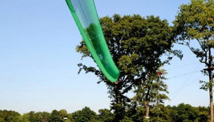 treetree seilbrücke über fluß