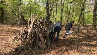 kinder rennen aus holzversteck