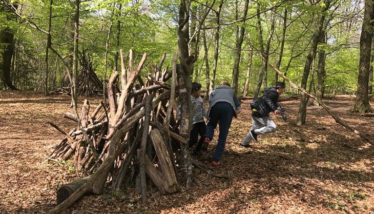 kinder rennen aus holzversteck