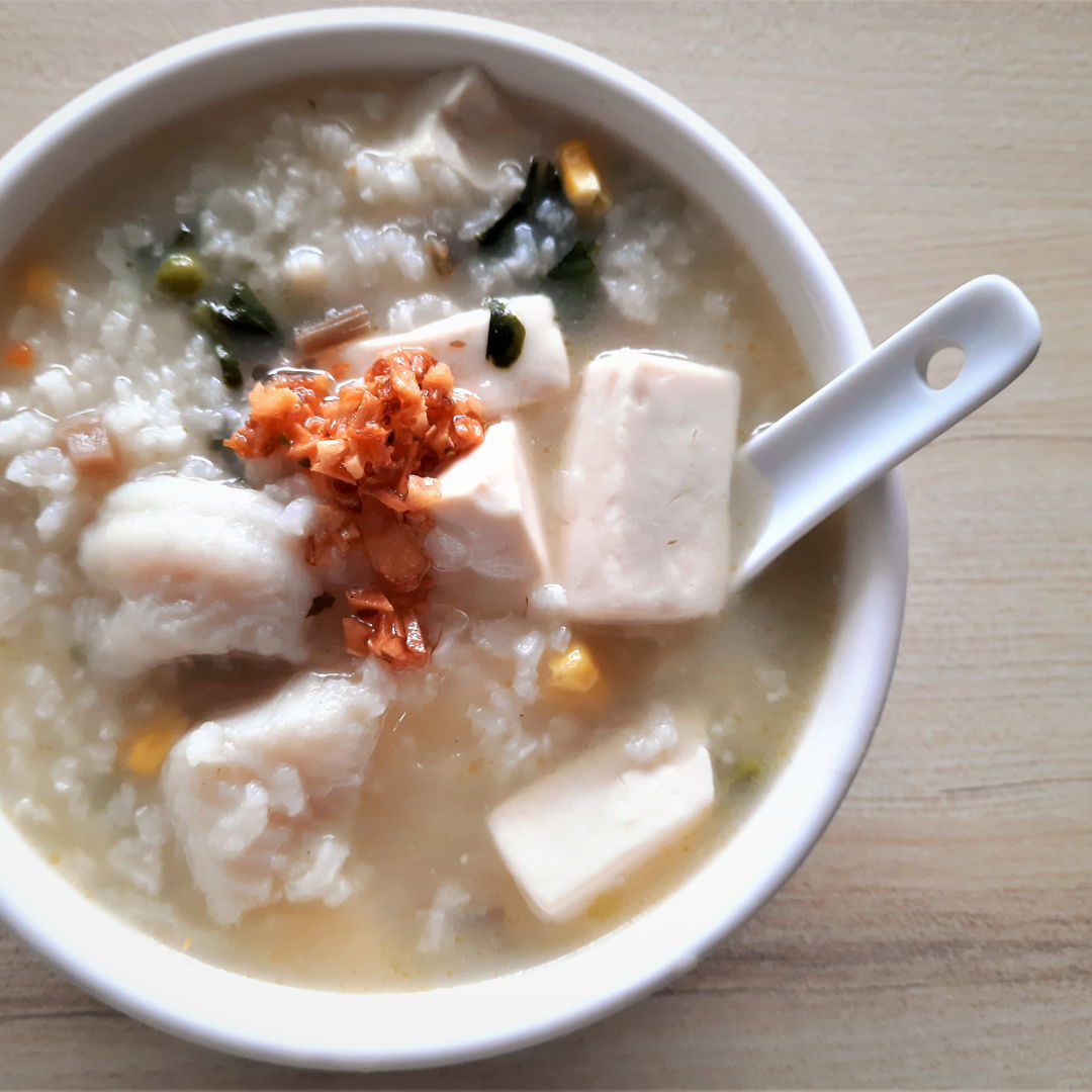 I've been trying to eat healthy these days due to the increased number of people being infected by COVID-19. It hasn't been easy, but when it happens, it is quite an experience. This is today's lunch (and dinner) - fish and tofu congee. I used pickled mustard greens and dried shrimps to add flavour to this otherwise very plain and simple dish :)