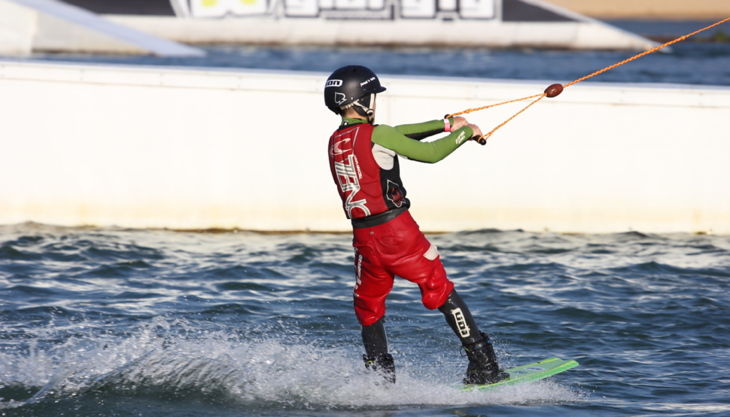 wasserskipark zossen kind fährt wakeboard