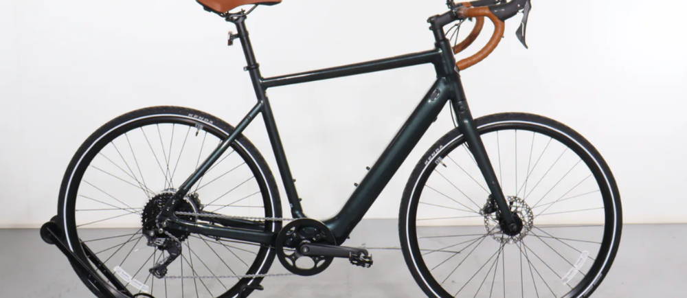 A black Momentum Voya E+ 1 electric road bike