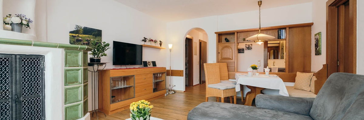 Gemütliche Ferienwohnung: Wohnbereich mit Essecke kombiniert.