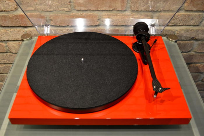 Pro-Ject Audio Systems Debut Carbon - Gloss Red Turntable