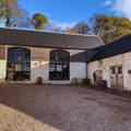 Vue sur la cour de la distillerie Nc'Nean au sud-ouest des Highlands d'Ecosse