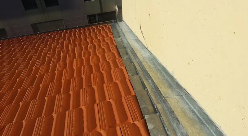 Rénovation de la couverture en tuiles de Marseille sur une copropriété à Nice — photo 6 sur 9 — CEG TOITURE