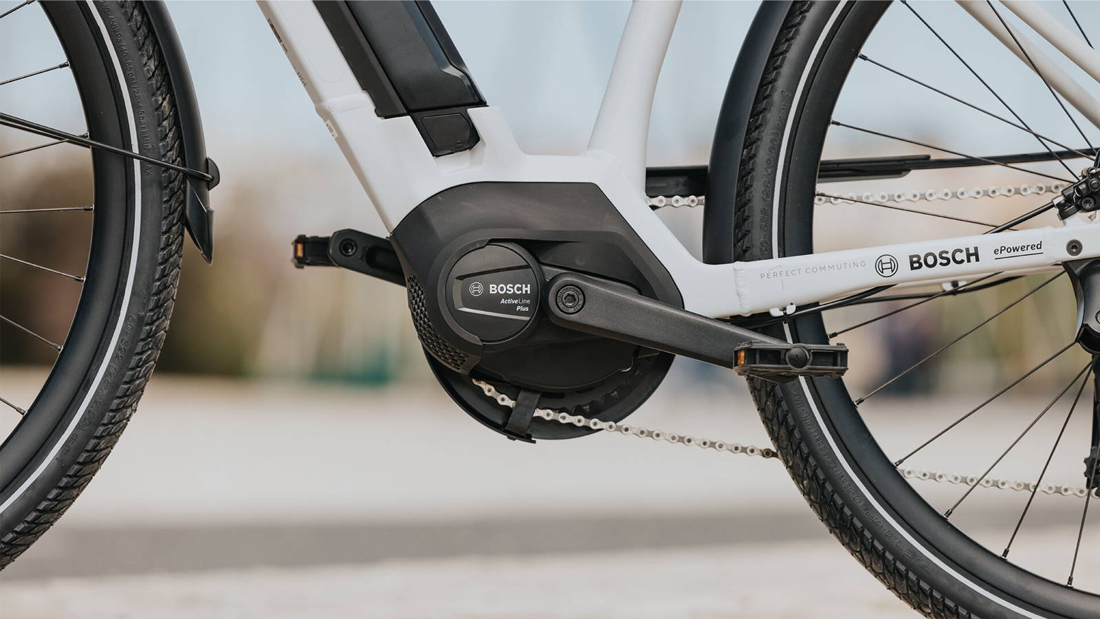 Moteur central Bosch Active Line Plus sur un vélo électrique de ville blanc