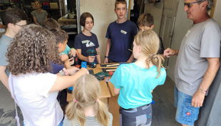 teens at work gruppe kinder arbeitstisch