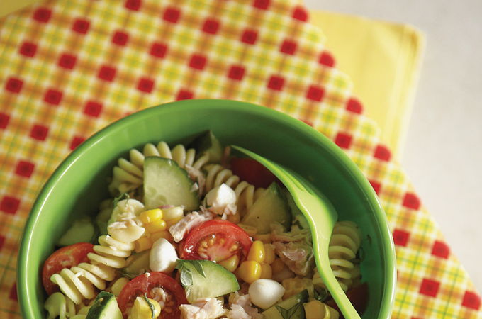 Salade de pâtes au thon, au maïs et aux tomates cerises
