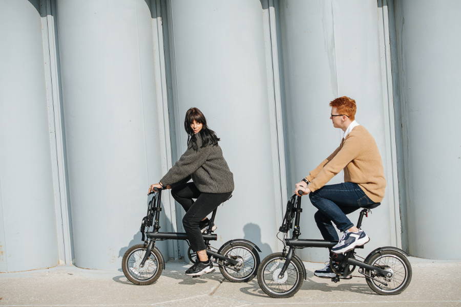 ミニベロ型e-bikeに乗る男女
