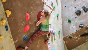 der steinbock boulderwand frau