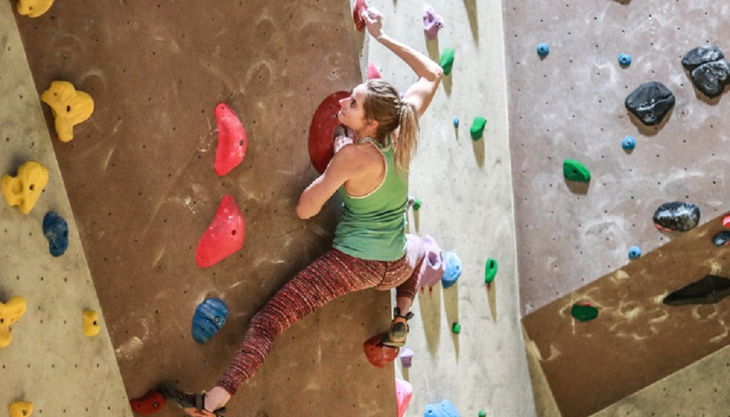 der steinbock boulderwand frau