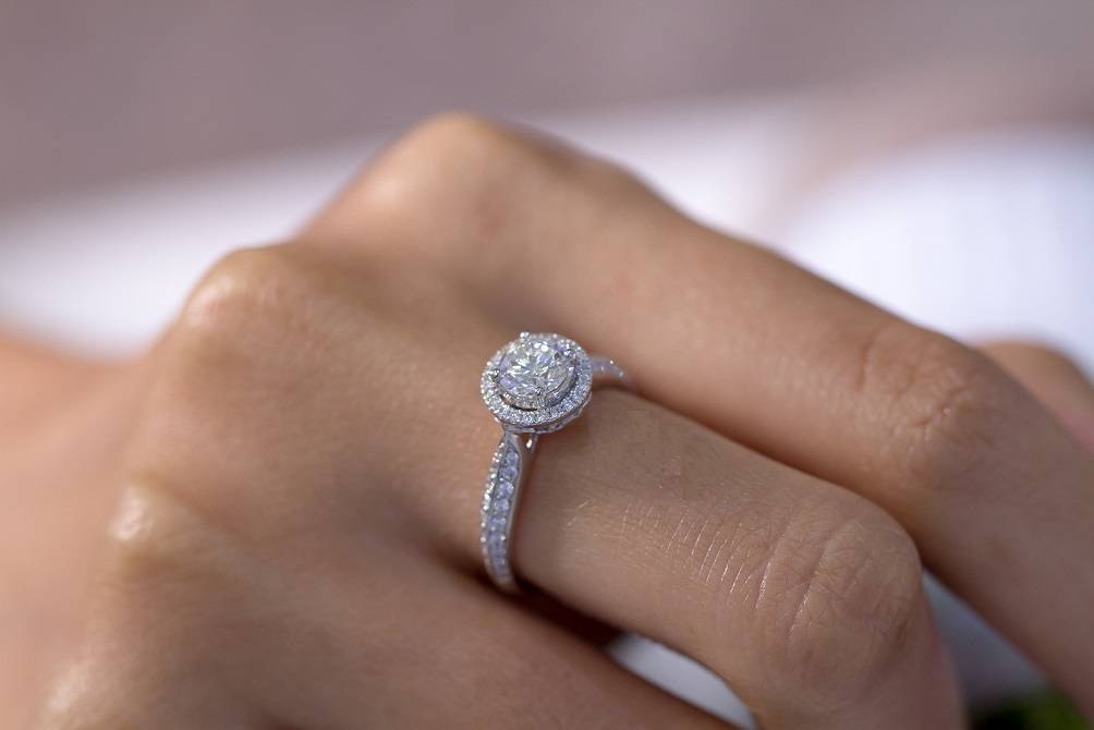 Engagement rings in gold and platinum - Pobjoy Diamonds in Surrey