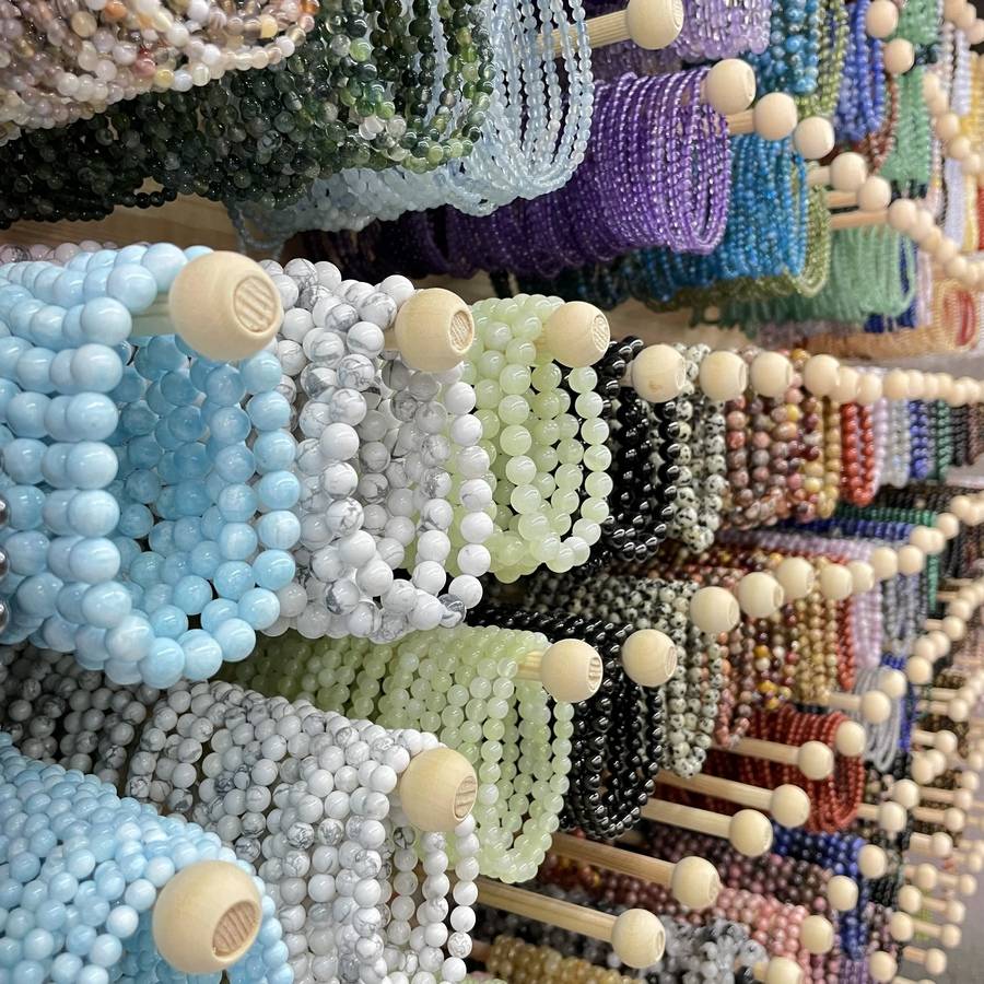 stock de bracelets en pierres naturelles en howlite, jade, hémimorphite, jaspe dalmatien de la société harmonie et minéraux