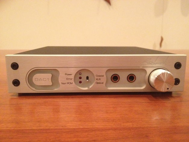 Benchmark DAC-1 Front