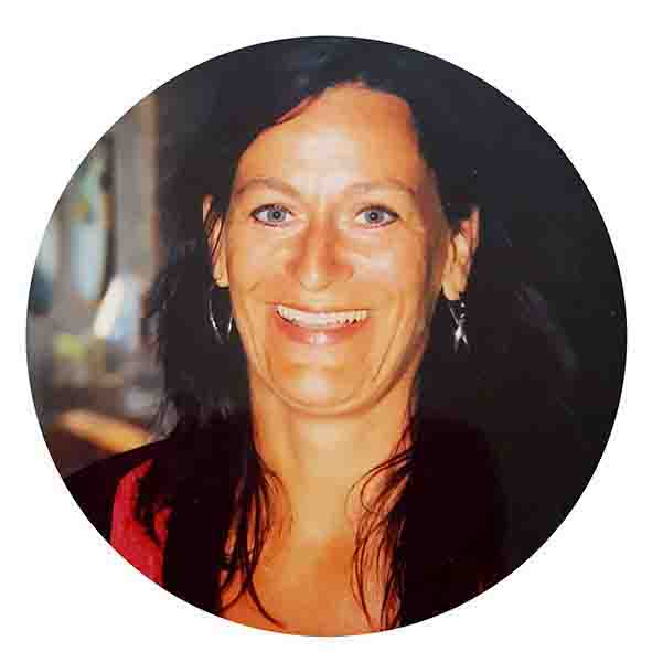 Kobieta o ciemnych włosach