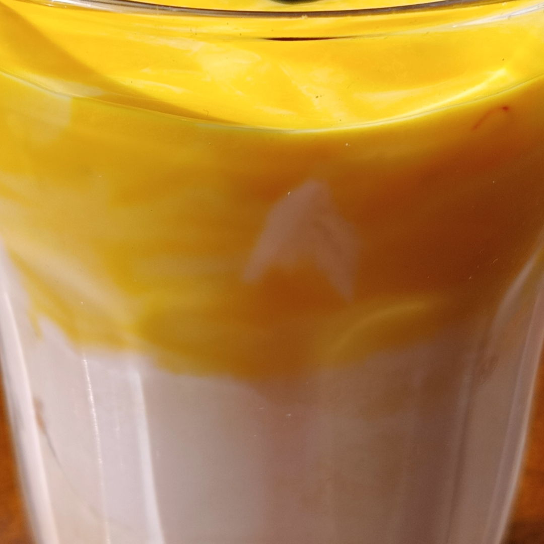 Greek Joghurt mango puree