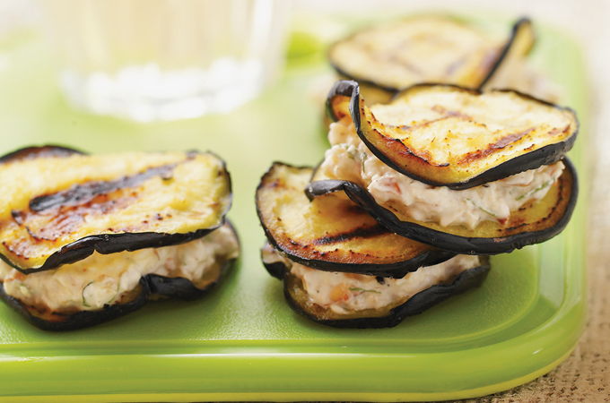 Bouchées d’aubergine grillées au yogourt et aux noix