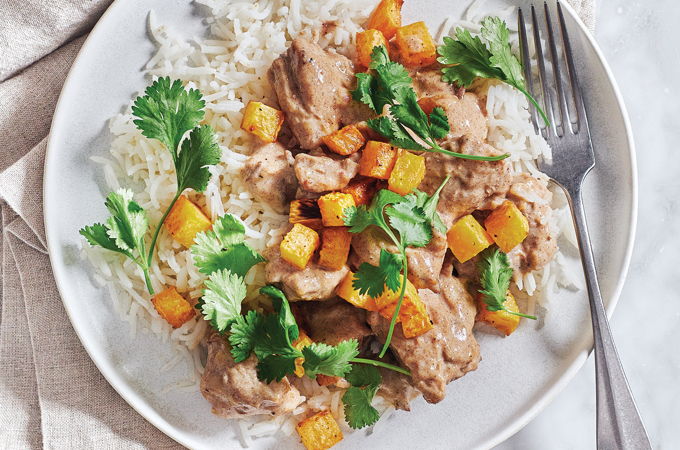 Poulet à la sauce aux dattes et rutabaga rôti