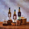 Gamme principale bouteilles de Single Malt Scotch Whiskies posées sur des socle en bois à la distillerie Lagavulin sur l'île d'Islay dans les Hébrides intérieures d'Ecosse