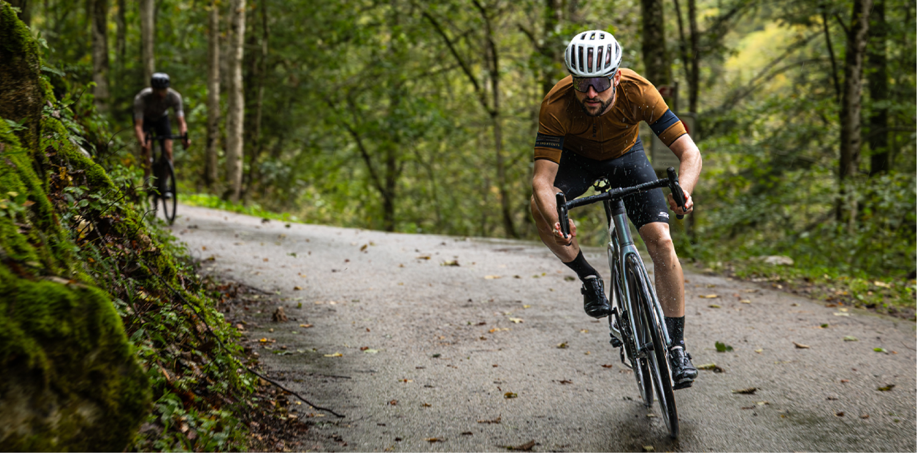 hombre manejando bici electrica de carretera Scott Addict