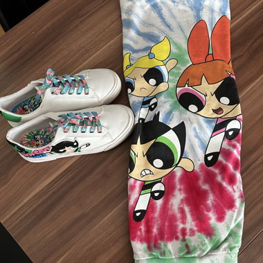Powerpuff Pullover und Schuhe von Bershka 