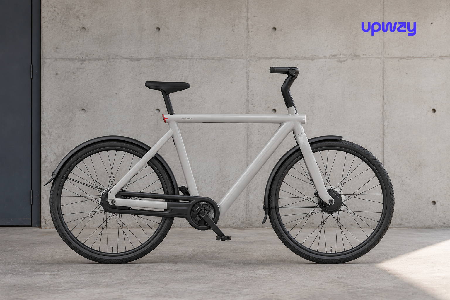 VanMoof S5 e-bike in lichtgrijs tegen een neutrale industriële achtergrond met Upway-logo