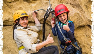 climb up kletterwelten kind und frau mit kletterausrüstung