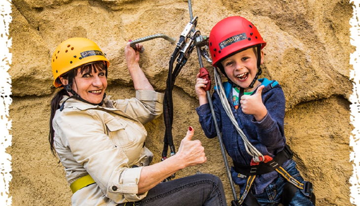 climb up kletterwelten kind und frau mit kletterausrüstung