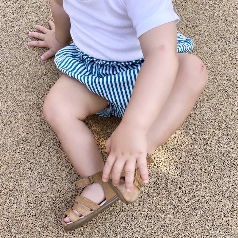 Bloomer blanc élégant chic pour bébé ou enfant, 100% coton doux certifié OEKO-TEX, idéal à porter en toute saison avec un t-shirt, un pull ou une robe, confectionné au Portugal