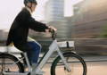 Femme cycliste en ville sur un vélo électrique Canyon Precede:ON