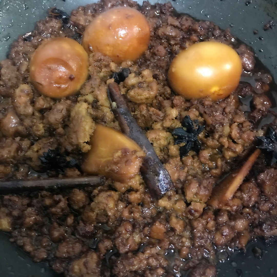 卤肉碎，serve with hot rice with it’s thick & dark gravy.
