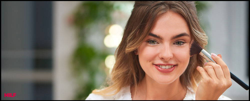 Mettre un joli fond de teint pour éclairer son visage