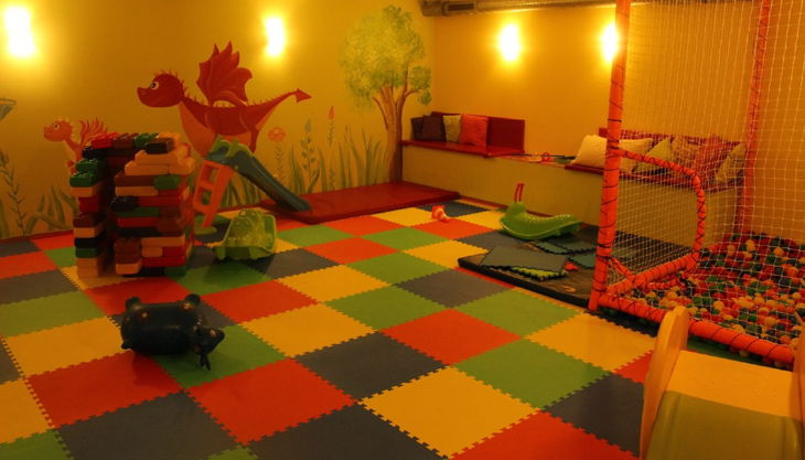ritterland spielbereich mit weichmatten und bällebad