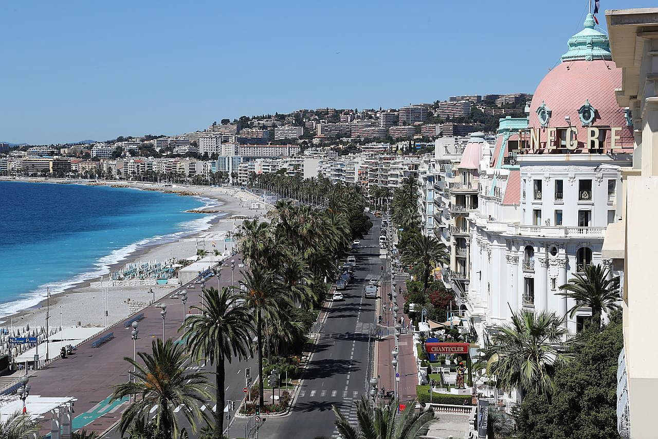 Cannes
- Promenade_des_Anglais,_Nice.jpg