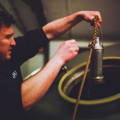 Ouvrier en pleine vérification dans la salle de distillation de la distillerie Isle of Jura sur l'île de Jura dans les Hébrides intérieures d'Ecosse