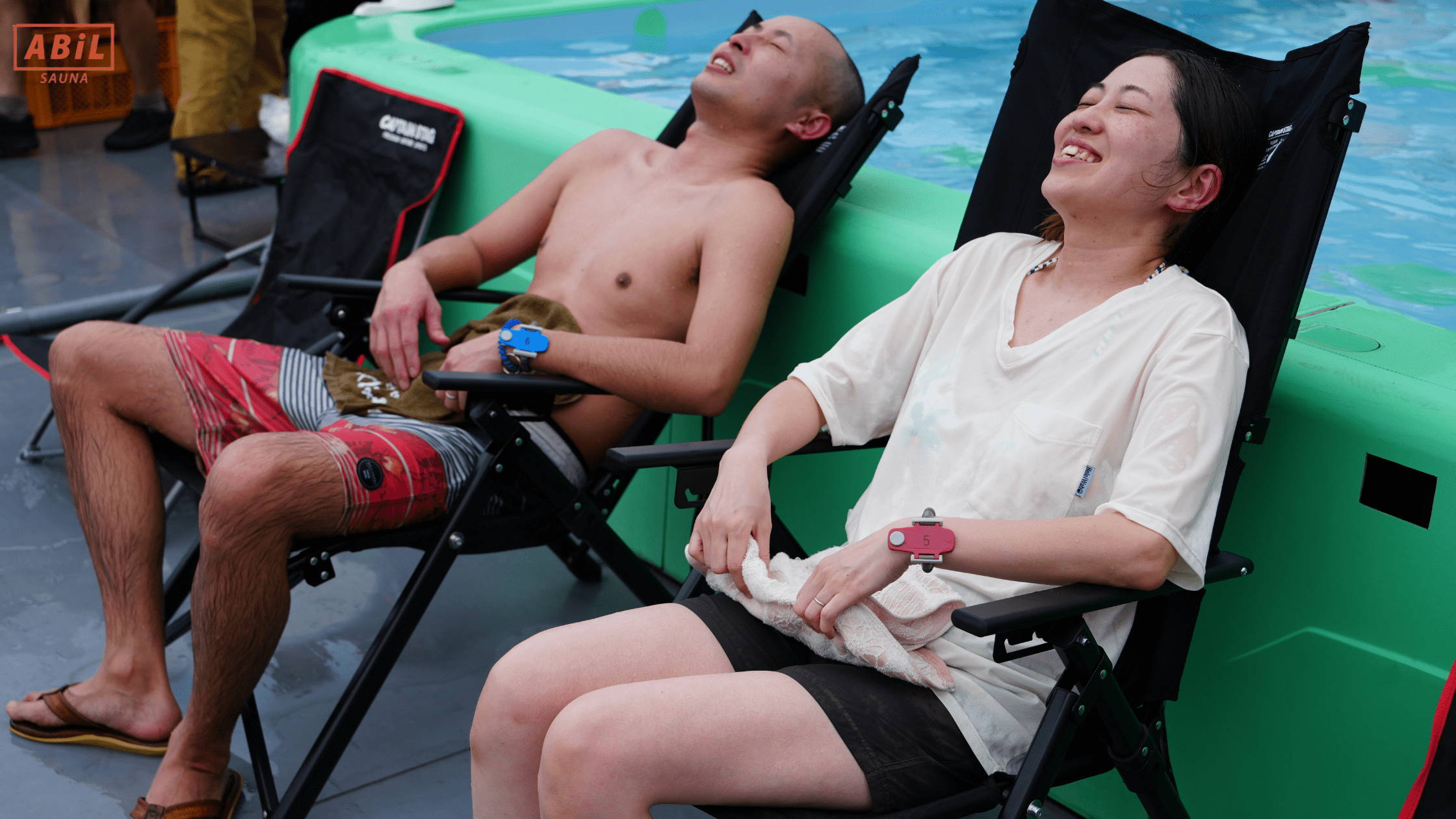 水風呂後に椅子でくつろぎ、涼しい外気を浴びる瞬間