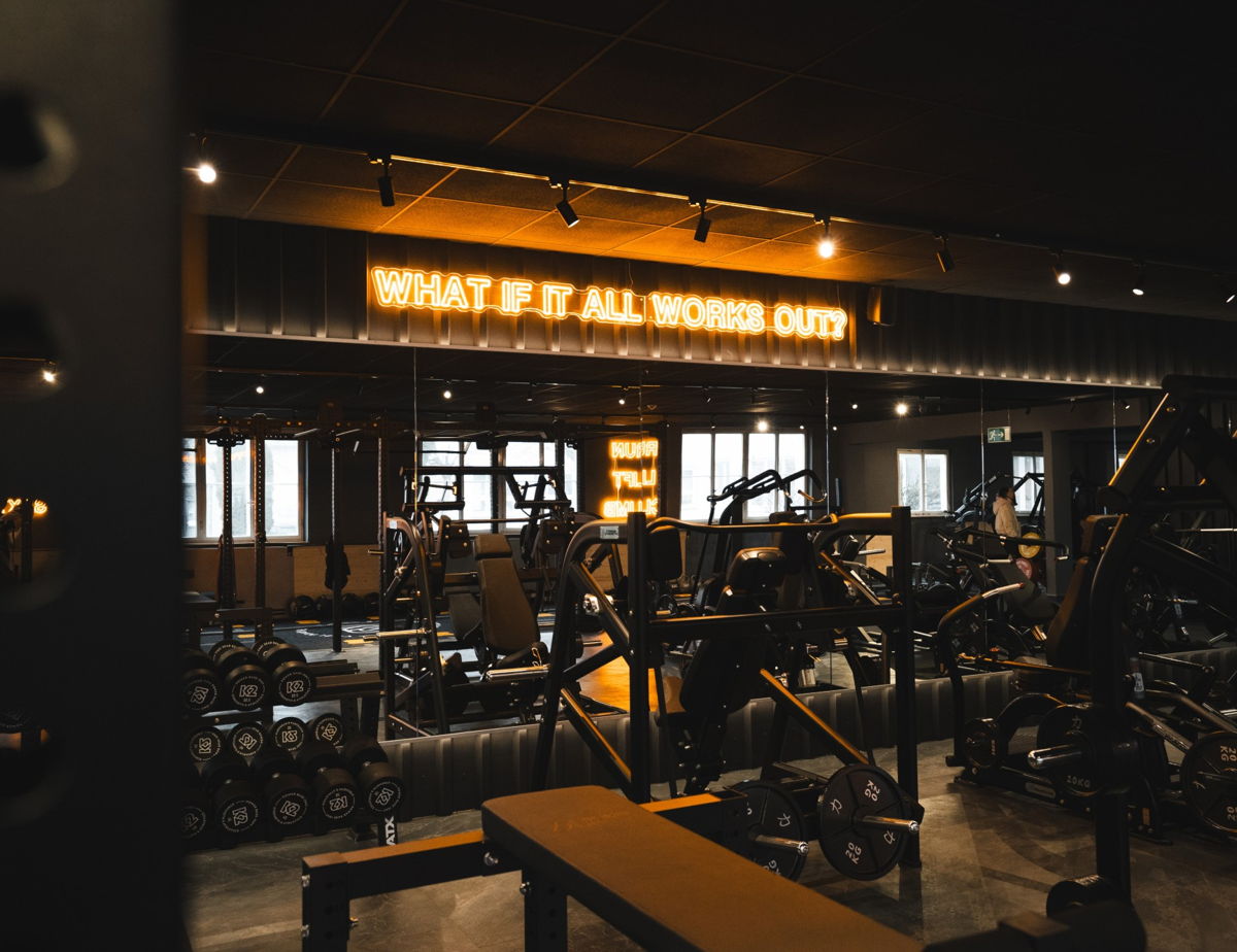 Stilvolle, funktionale Studioeinrichtung mit professionellen Trainingsgeräten in Isny