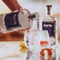 Bouteille et cocktails de Gin Barra Atlantic Gin de la distillerie Isle of Barra Distillers Company sur l'île de Barra dans les Hébrides extérieures d'Ecosse