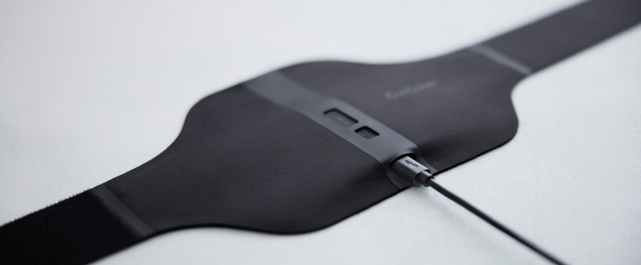 専用ケーブルで充電対応