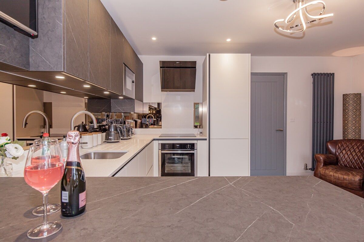Large kitchen with breakfast bar and champagne at the ready